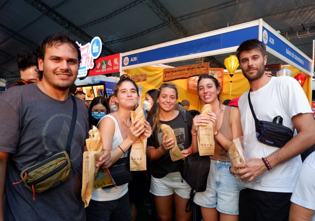 Foreign tourists flock to Vietnam’s first banh mi festival